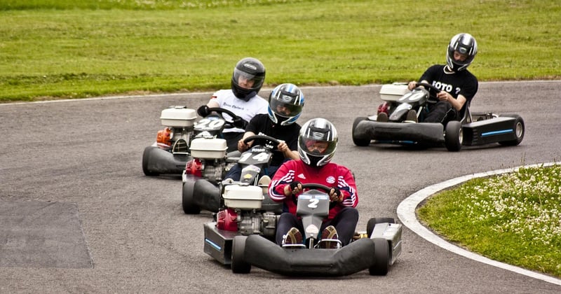Maîtrisez le sous-virage en kart : les techniques pour ne plus sortir de la piste